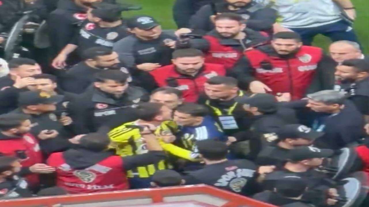 Fenerbahçe'de Mert Hakan Yandaş'ın polise yaptığı hareket sinirleri zıplattı: Canlı yayında bardağı kırdı, o ellerin kırılsın! 3